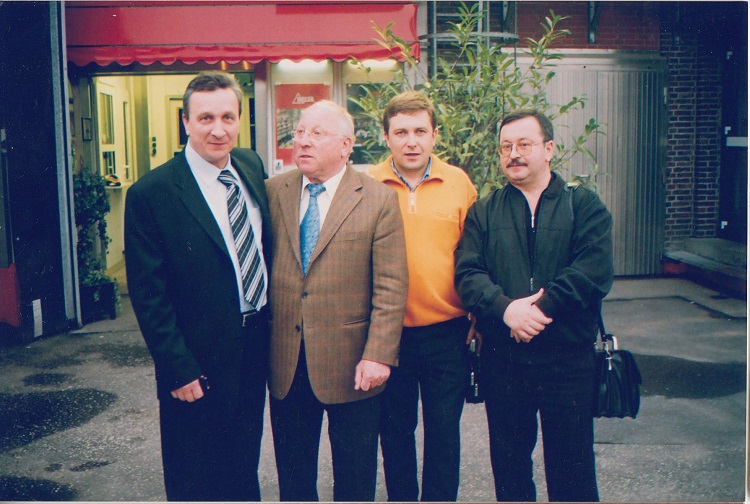 2006 рік. Гамбурґ. Українські спортивні журналісти та легендарний Уве Зеєлер