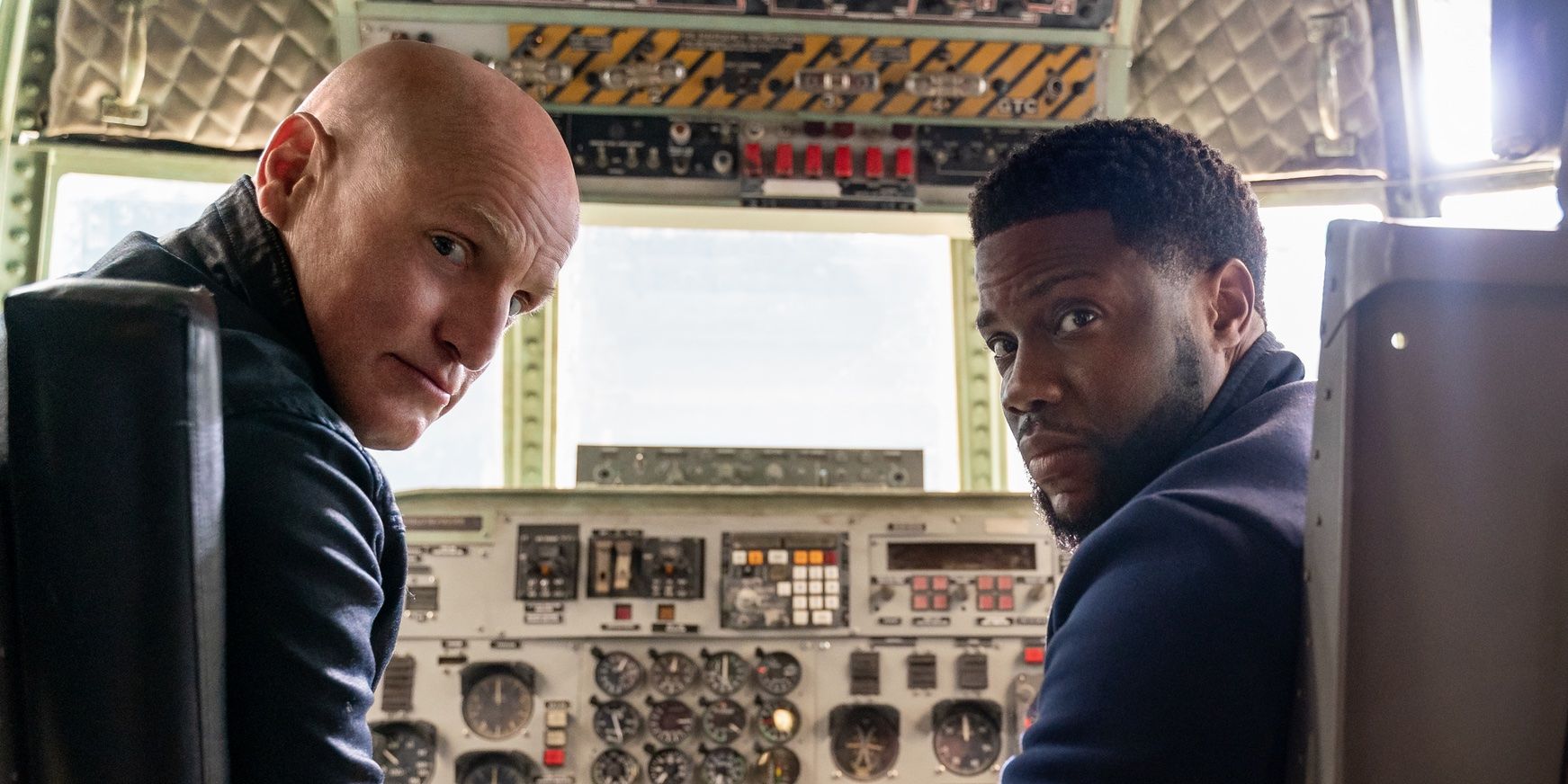 Woody Harrleson and Kevin Hart in The Man from Toronto