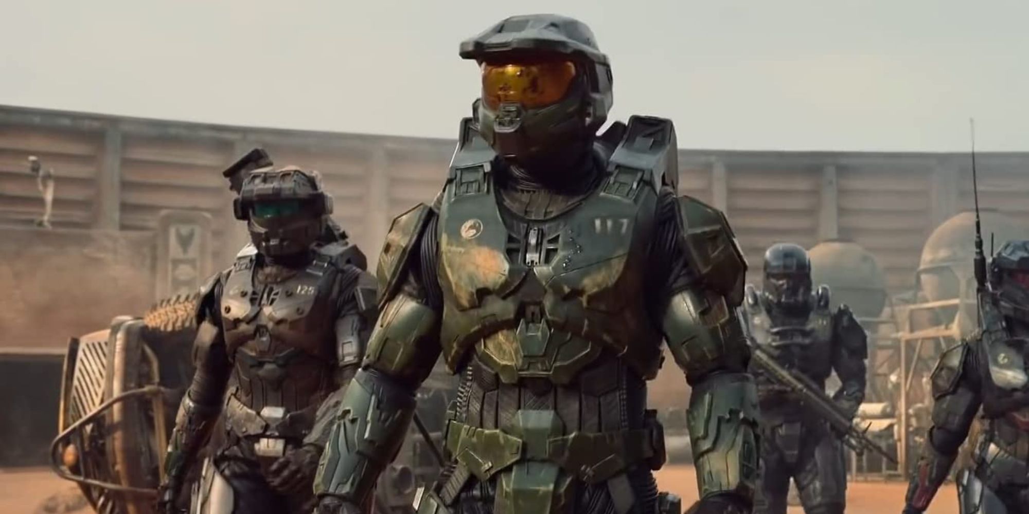 Master Chief surrounded by soldiers