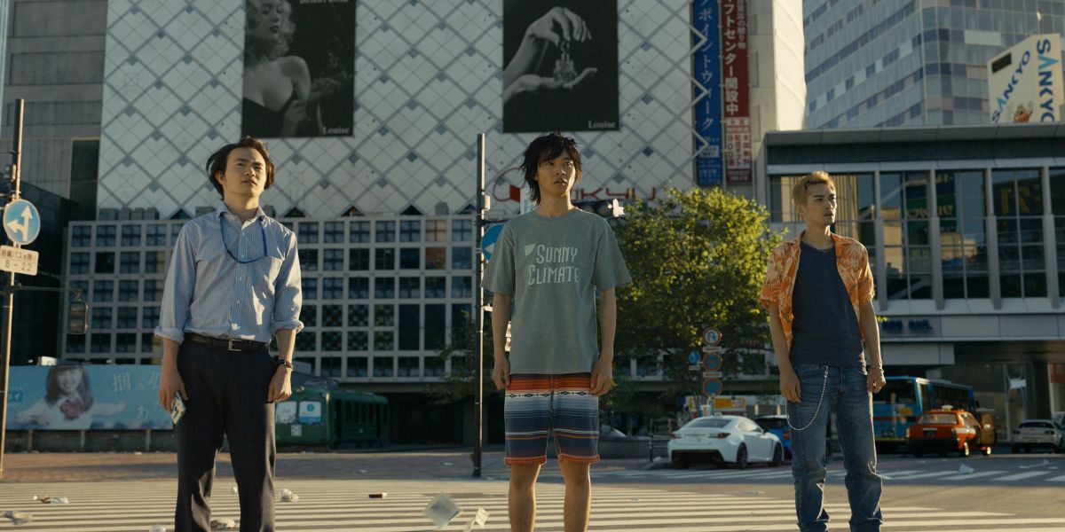Kento Yamazaki as Arisu, Keita Machida as Karube and Yuki Morinaga as Chota in Alice in the Border Season 1 Episode 1 from Netflix. 