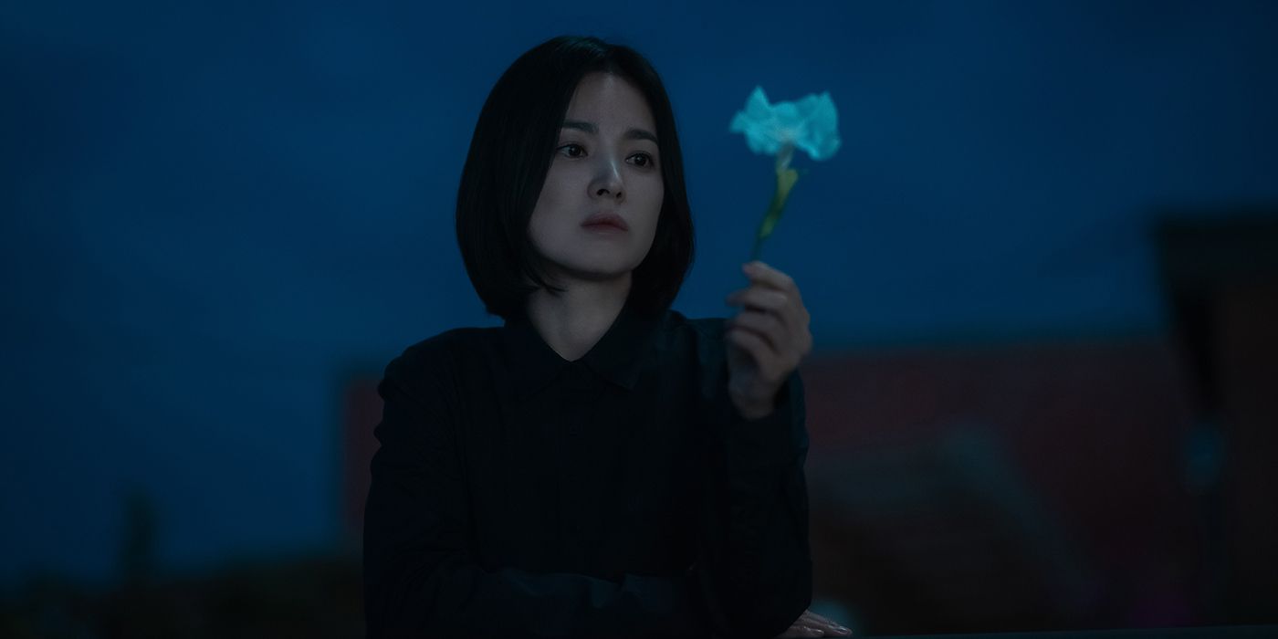 Song Hye Kyo holding a flower in a scene from the movie Fame. 